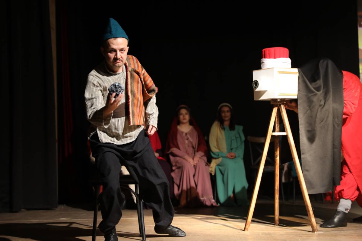 ‘Fotoğrafçı’ Orta Oyunu Yunusemre’de Tiyatroseverlerle Buluştu
