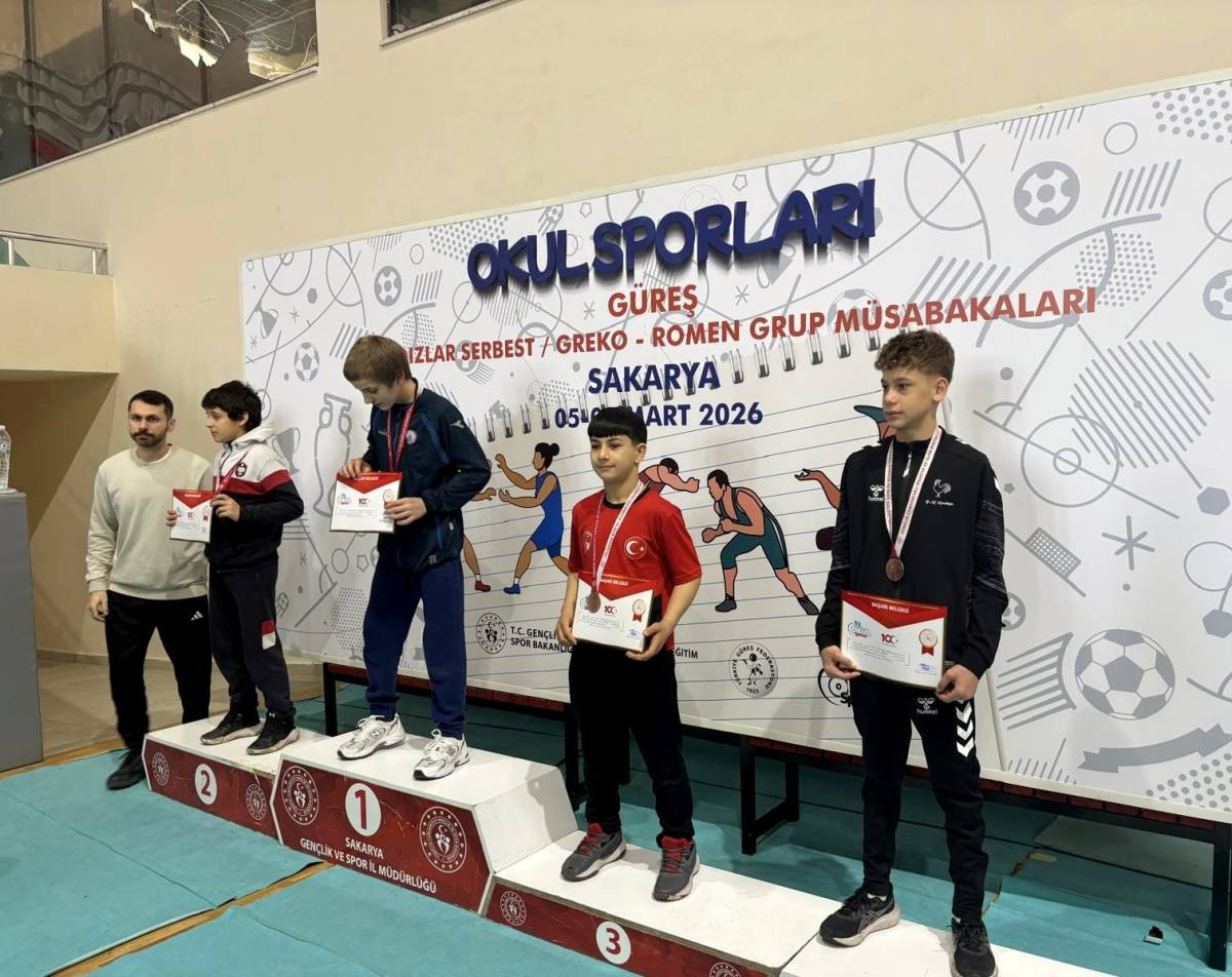 Manisa'nın Genç Pehlivanları Sakarya'da Kürsüye Çıktı