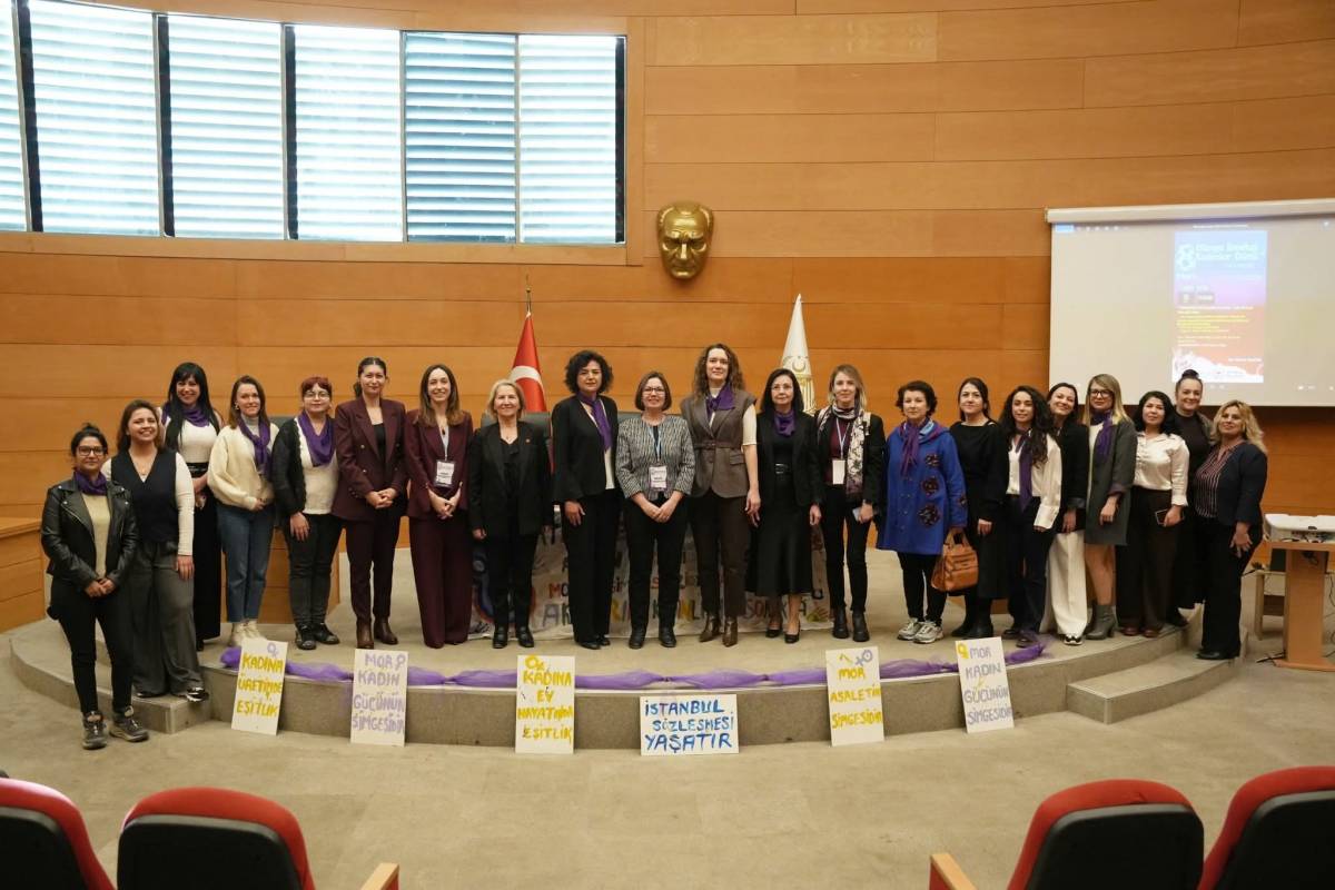 Akhisar’da “Türkiye’de Kadın Olmak” Paneli Düzenlendi