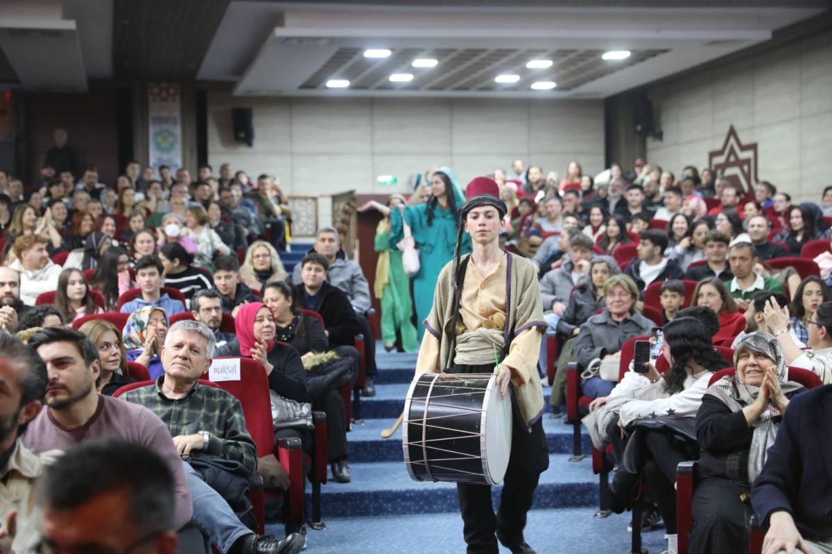 ‘Fotoğrafçı’ Orta Oyunu Yunusemre’de Tiyatroseverlerle Buluştu