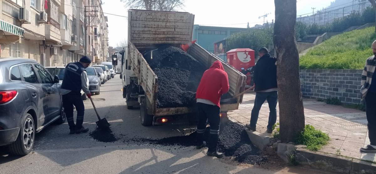 Şehzadeler’de Bozulan Yollar Asfalt Yama Çalışmalarıyla Onarılıyor