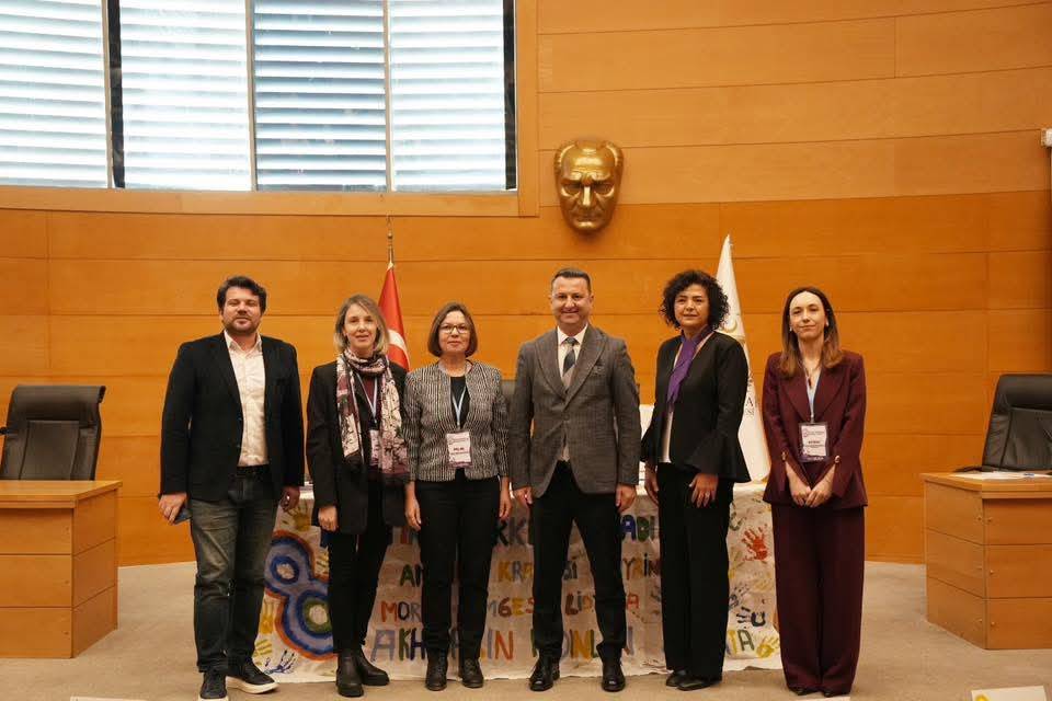 Akhisar’da “Türkiye’de Kadın Olmak” Paneli Düzenlendi