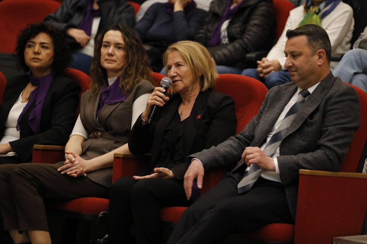 Akhisar’da “Türkiye’de Kadın Olmak” Paneli Düzenlendi