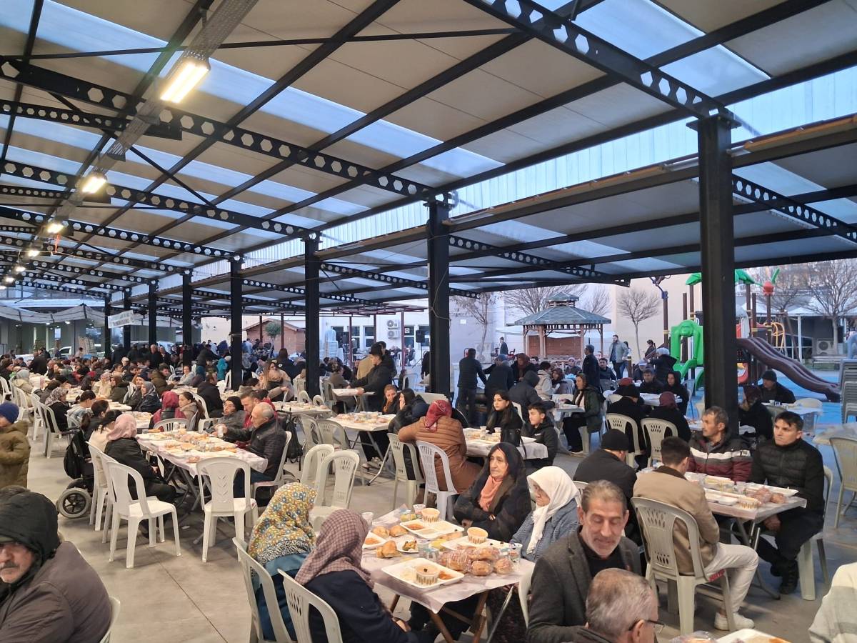 Akhisar Mobilyacı Esnafından Dev İftar: Birlik Mesajı Verildi