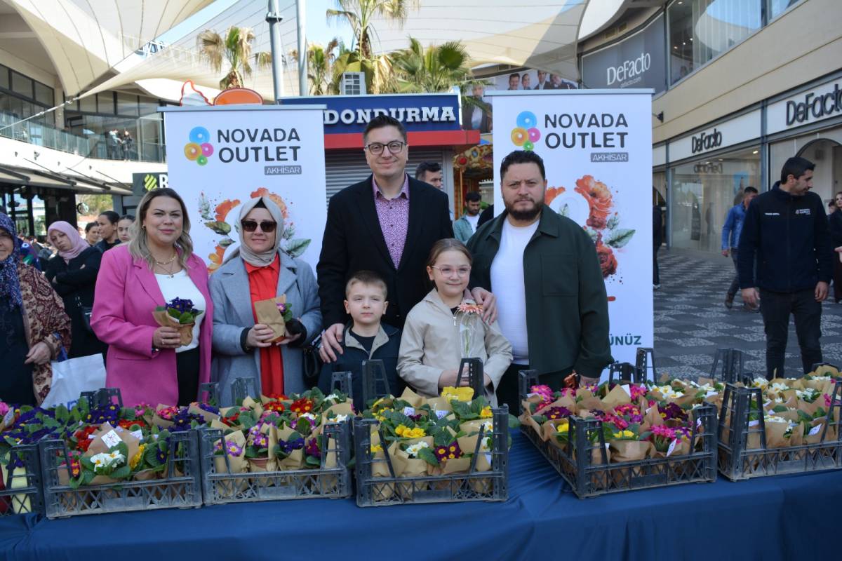 Akhisar Novada AVM’de Kadınlar Günü’ne Özel Çiçekli Kutlama