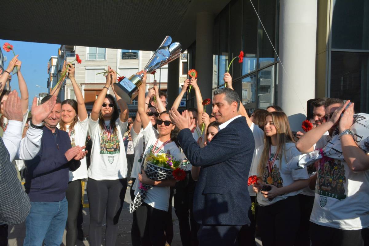 Akhisar’ın Sultanları Birinci Lig Yolunda Şampiyonlukla Döndü