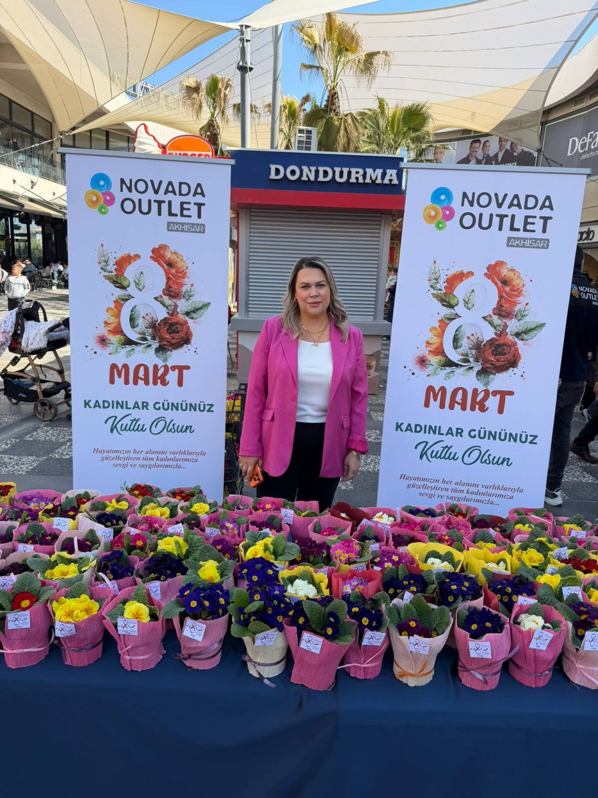 Akhisar Novada AVM’de Kadınlar Günü’ne Özel Çiçekli Kutlama