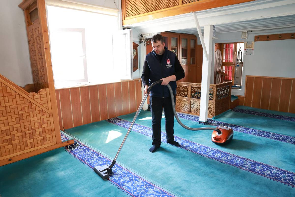 Şehzadeler’de Camiler Bayram Öncesi Gül Suyuyla Temizlendi