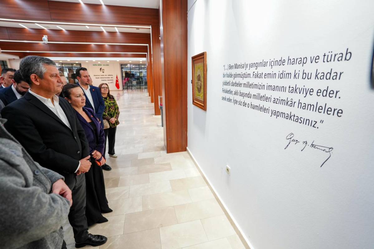 Özgür Özel “Sarışın Bir Kurt: Mustafa Kemal Atatürk” Sergisini Ziyaret Etti