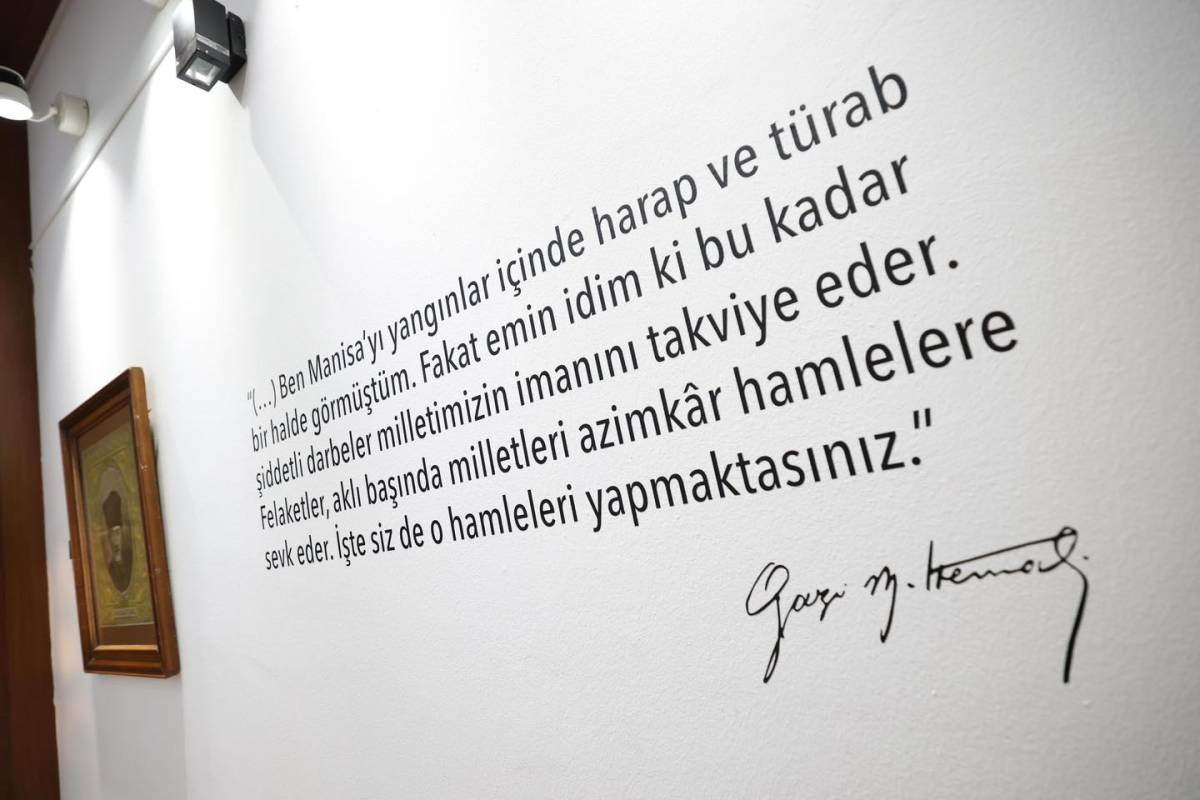 Özgür Özel “Sarışın Bir Kurt: Mustafa Kemal Atatürk” Sergisini Ziyaret Etti