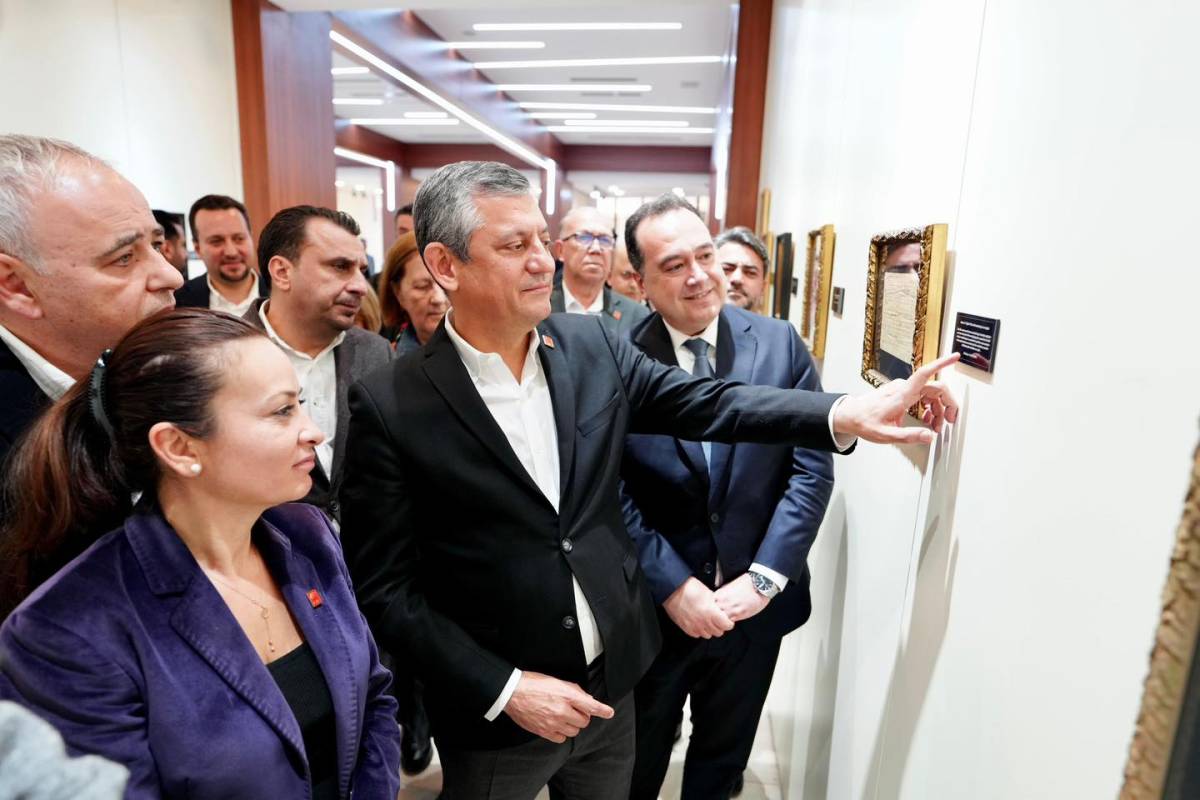 Özgür Özel “Sarışın Bir Kurt: Mustafa Kemal Atatürk” Sergisini Ziyaret Etti