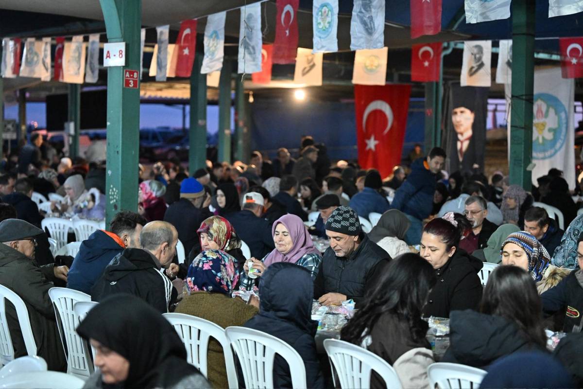 Demirci’de Binlerce Kişi Dev İftar Sofrasında Buluştu