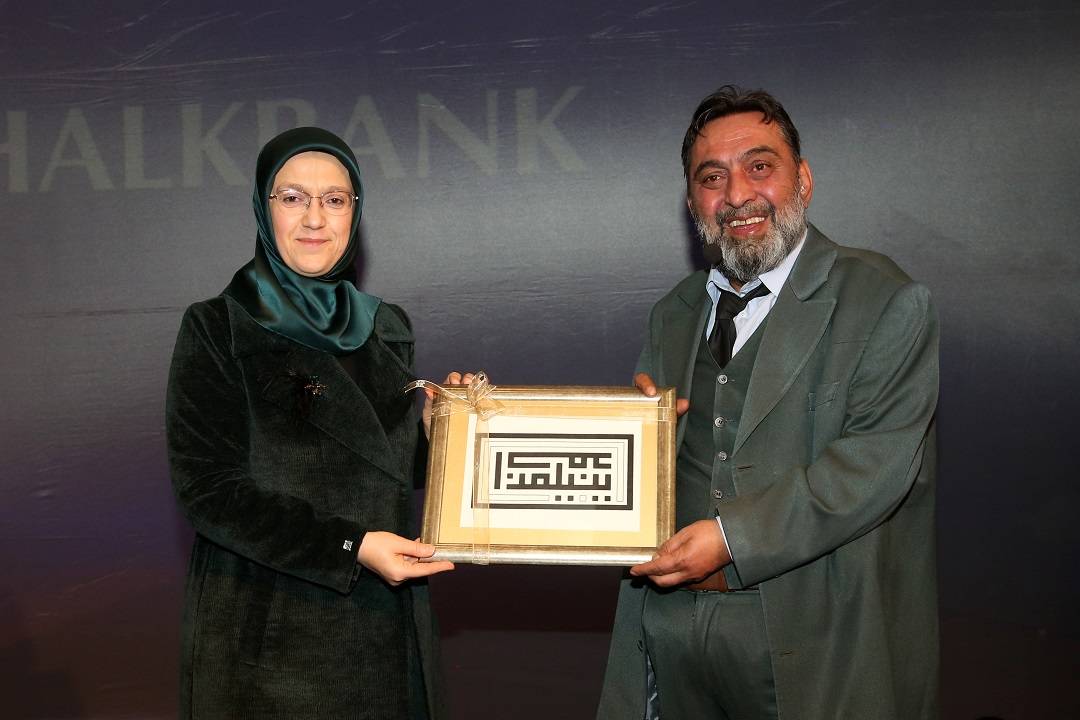 MCBÜ’de Sahnelenen Tiyatro Oyunu İzleyicileri Büyüledi