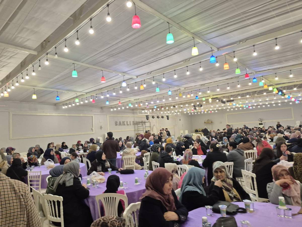 Ahmetli'de Yüzlerce Kişi Geleneksel İftar Sofrasında Buluştu