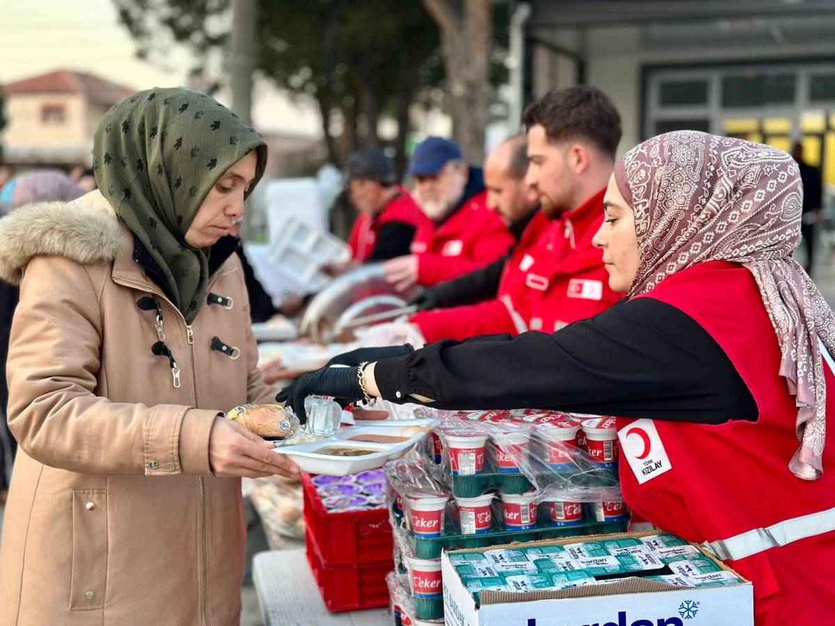 Kızılay Manisa'da Dev İftar Sofrası Kurdu