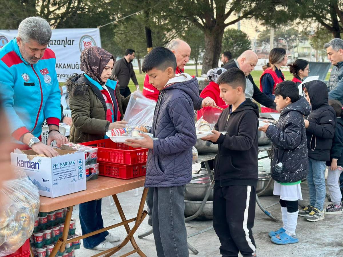 Kızılay Manisa'da Dev İftar Sofrası Kurdu