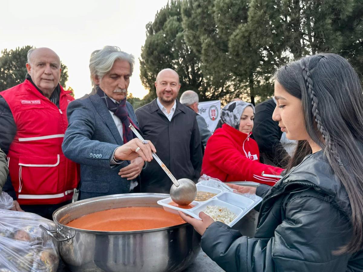 Kızılay Manisa'da Dev İftar Sofrası Kurdu