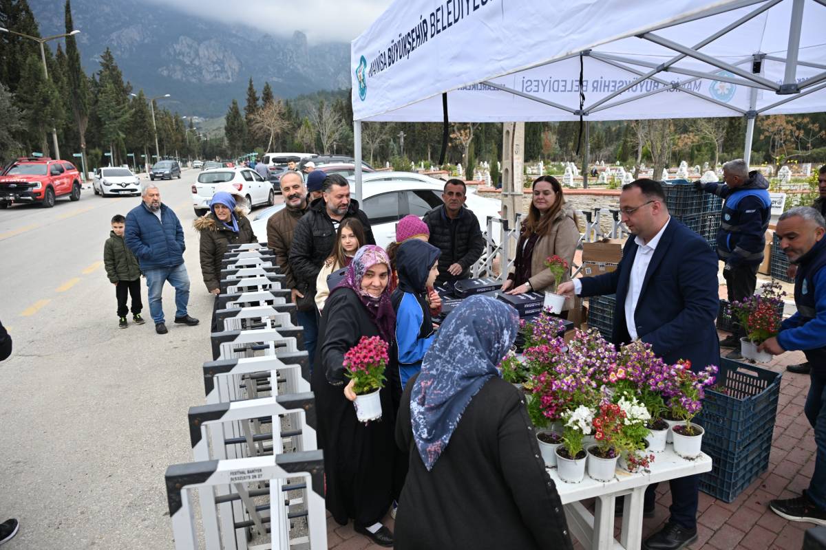 Manisa’da Kabir Ziyareti Yapan Vatandaşlara 20 Bin Çiçek