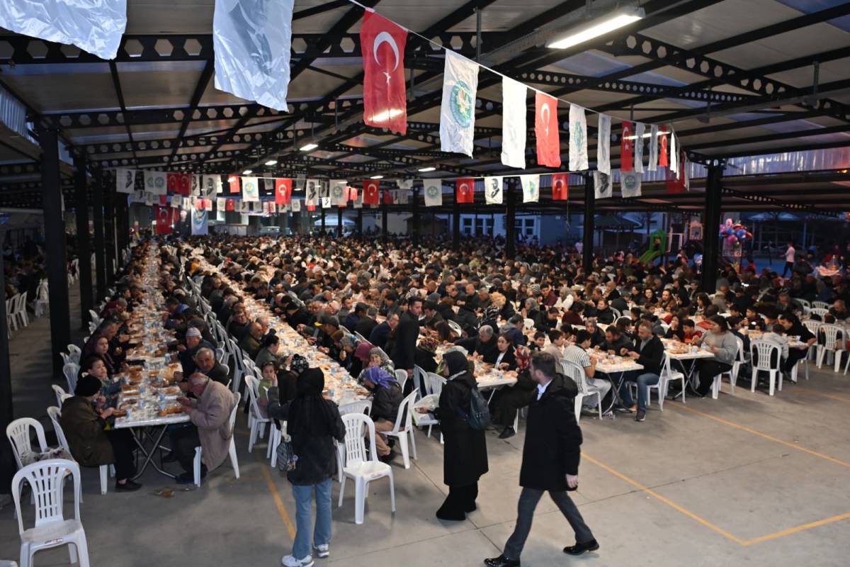 Akhisar'da Ramazan Bereketi: Dev İftar Sofrası Kuruldu
