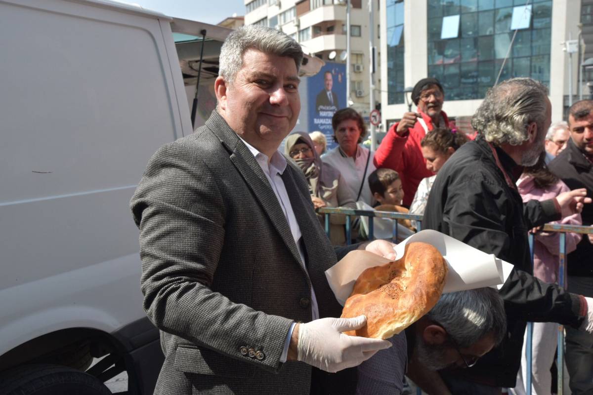Manisa Gördesliler Derneği 2 Saatte 2 Bin Ramazan Pidesi Dağıttı