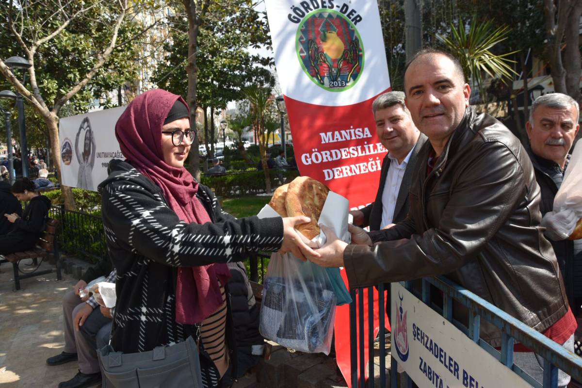 Manisa Gördesliler Derneği 2 Saatte 2 Bin Ramazan Pidesi Dağıttı