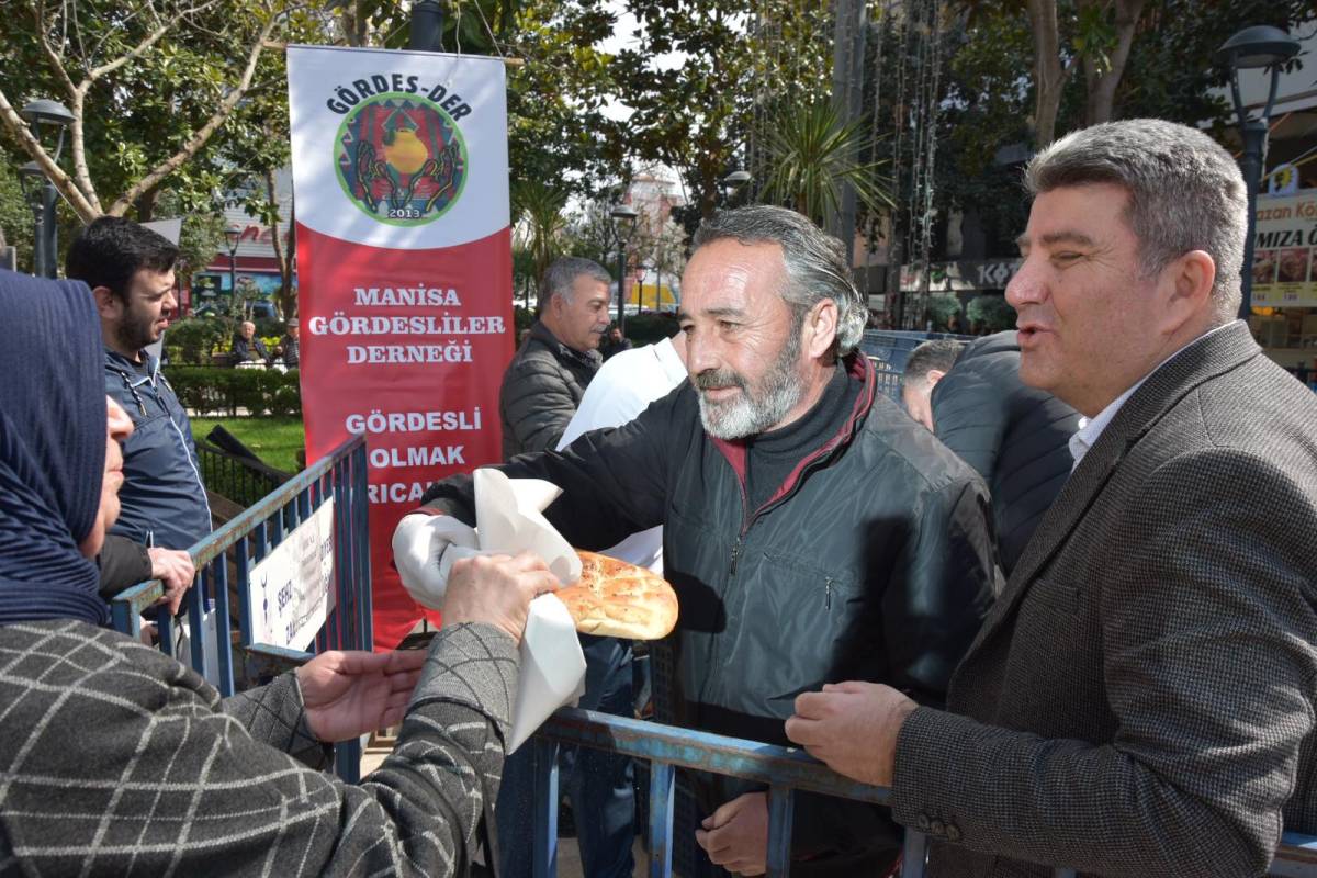 Manisa Gördesliler Derneği 2 Saatte 2 Bin Ramazan Pidesi Dağıttı