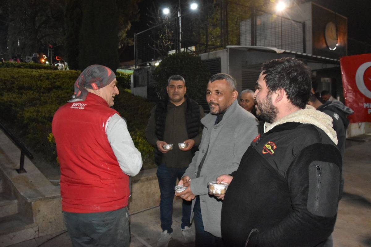 Milli Yol Partisi Manisa’da Kadir Gecesi Helva Dağıttı