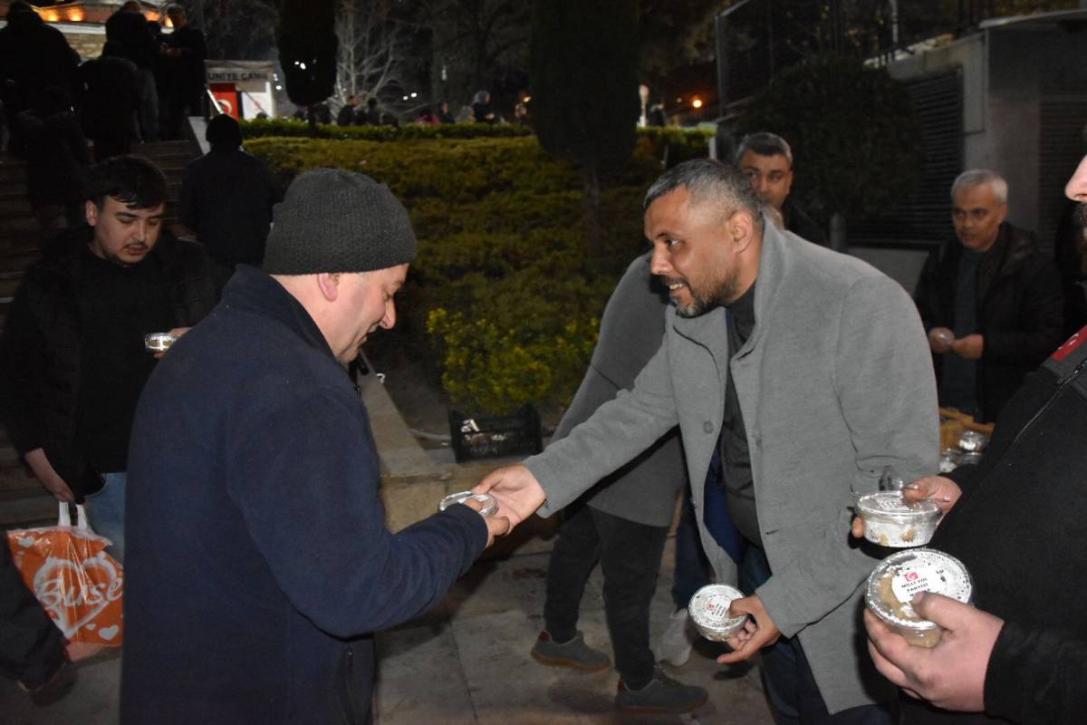 Milli Yol Partisi Manisa’da Kadir Gecesi Helva Dağıttı