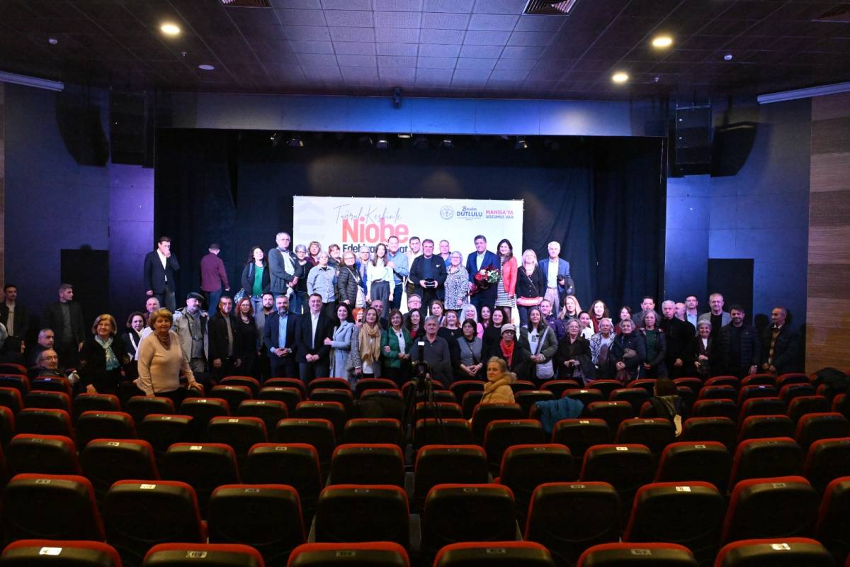 Nebil Özgentürk Manisa’da sanatseverlerle buluştu