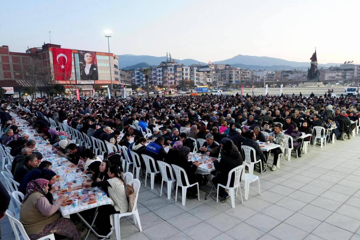 Salihli’de İftar Bereketi: Büyükşehir ve İlçe Belediyesi Sofraları Birleştirdi