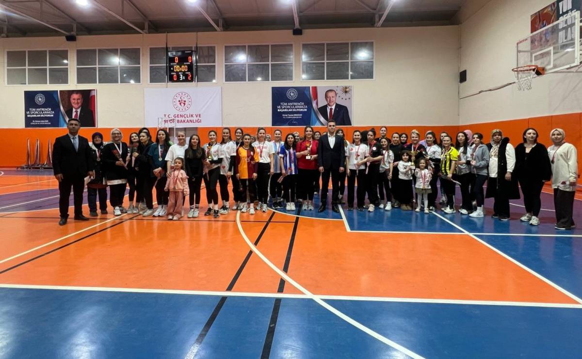 Selendi’de 8 Mart’a Özel “Evinin Sultanları” Voleybol Turnuvası Düzenlendi
