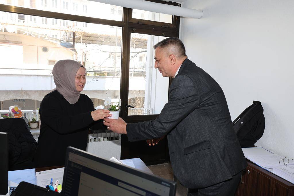 Başkan Şimşek’ten Kadın Personele 8 Mart Çiçeği