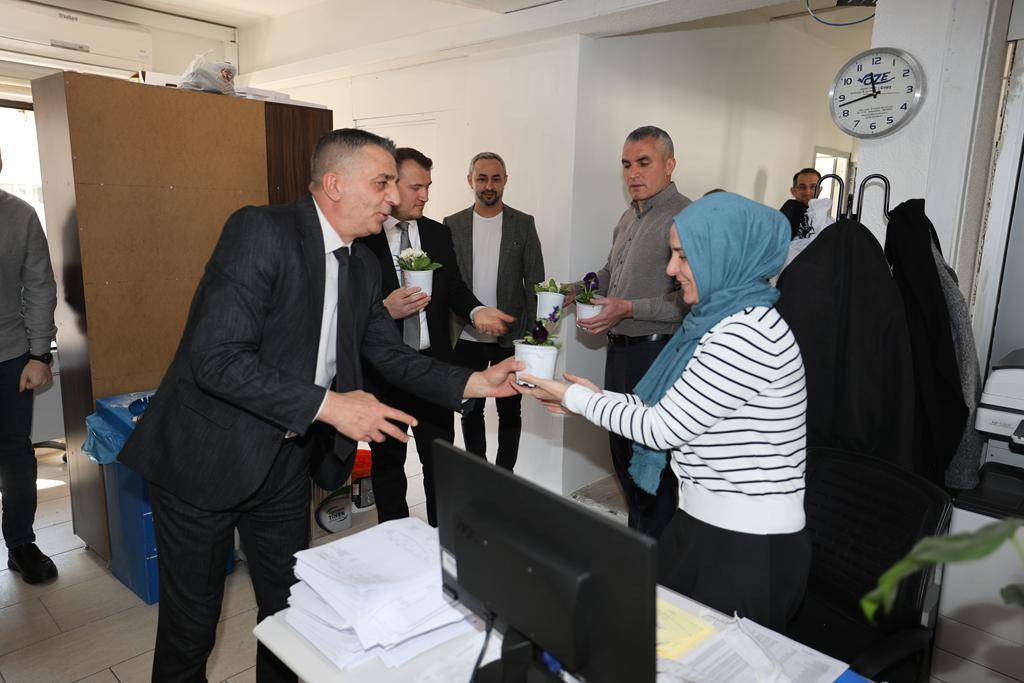 Başkan Şimşek’ten Kadın Personele 8 Mart Çiçeği