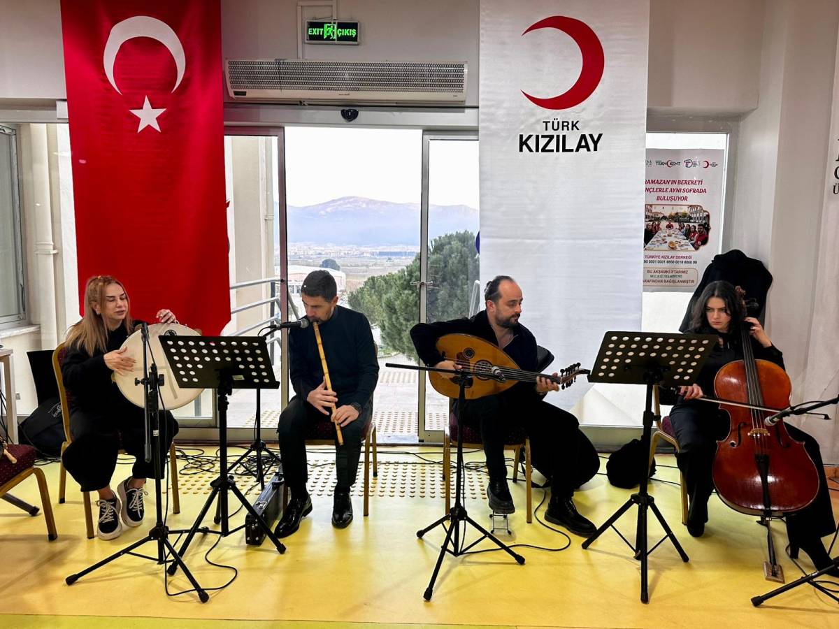 Türk Kızılay Manisa’dan Üniversite Öğrencilerine Ücretsiz İftar Sofrası