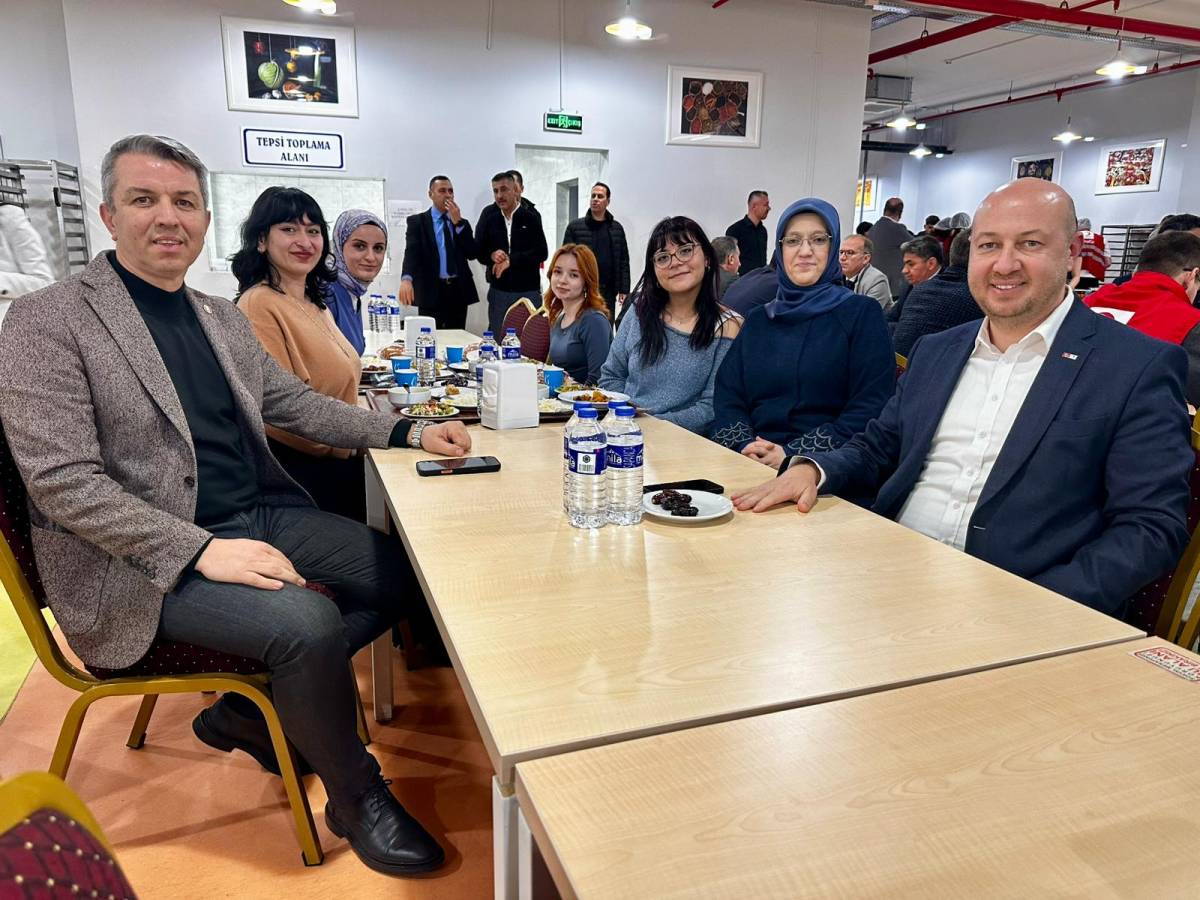 Türk Kızılay Manisa’dan Üniversite Öğrencilerine Ücretsiz İftar Sofrası