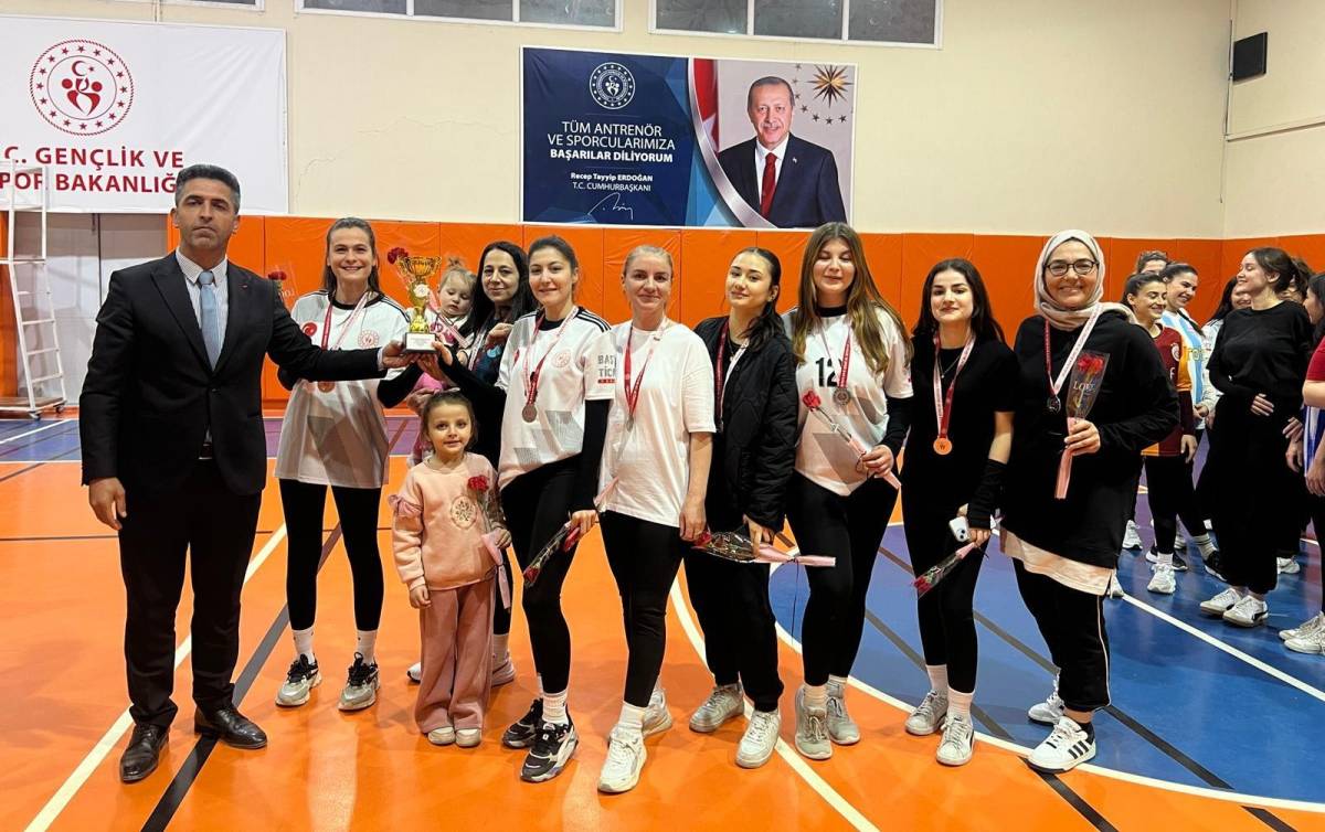 Selendi’de Kadınlar Sahaya Çıktı