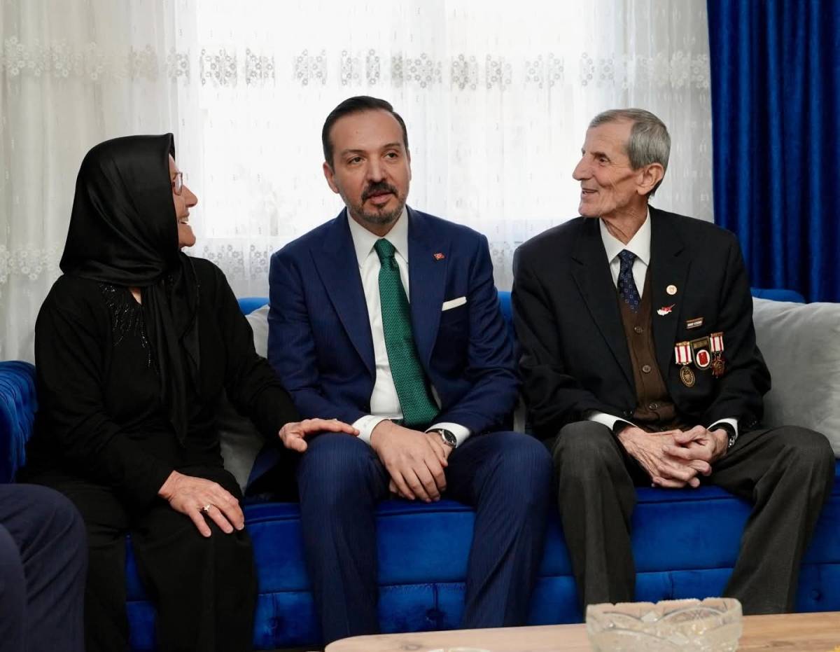 AK Parti Heyetinden Kıbrıs Gazisine Duygulandıran Ziyaret