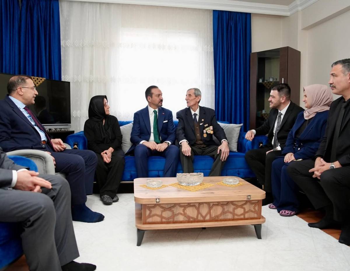 AK Parti Heyetinden Kıbrıs Gazisine Duygulandıran Ziyaret