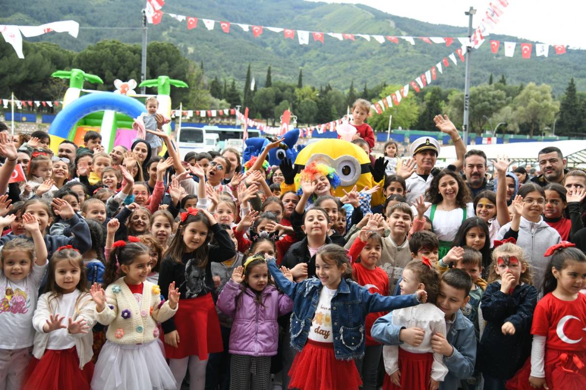 Yunusemre'de 23 Nisan Coşkusu Meydanlara Taştı