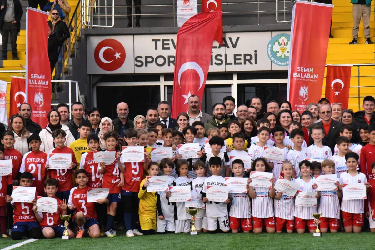 Yunusemre 23 Nisan Futbol Turnuvası'nda Kupa Manisaspor'un