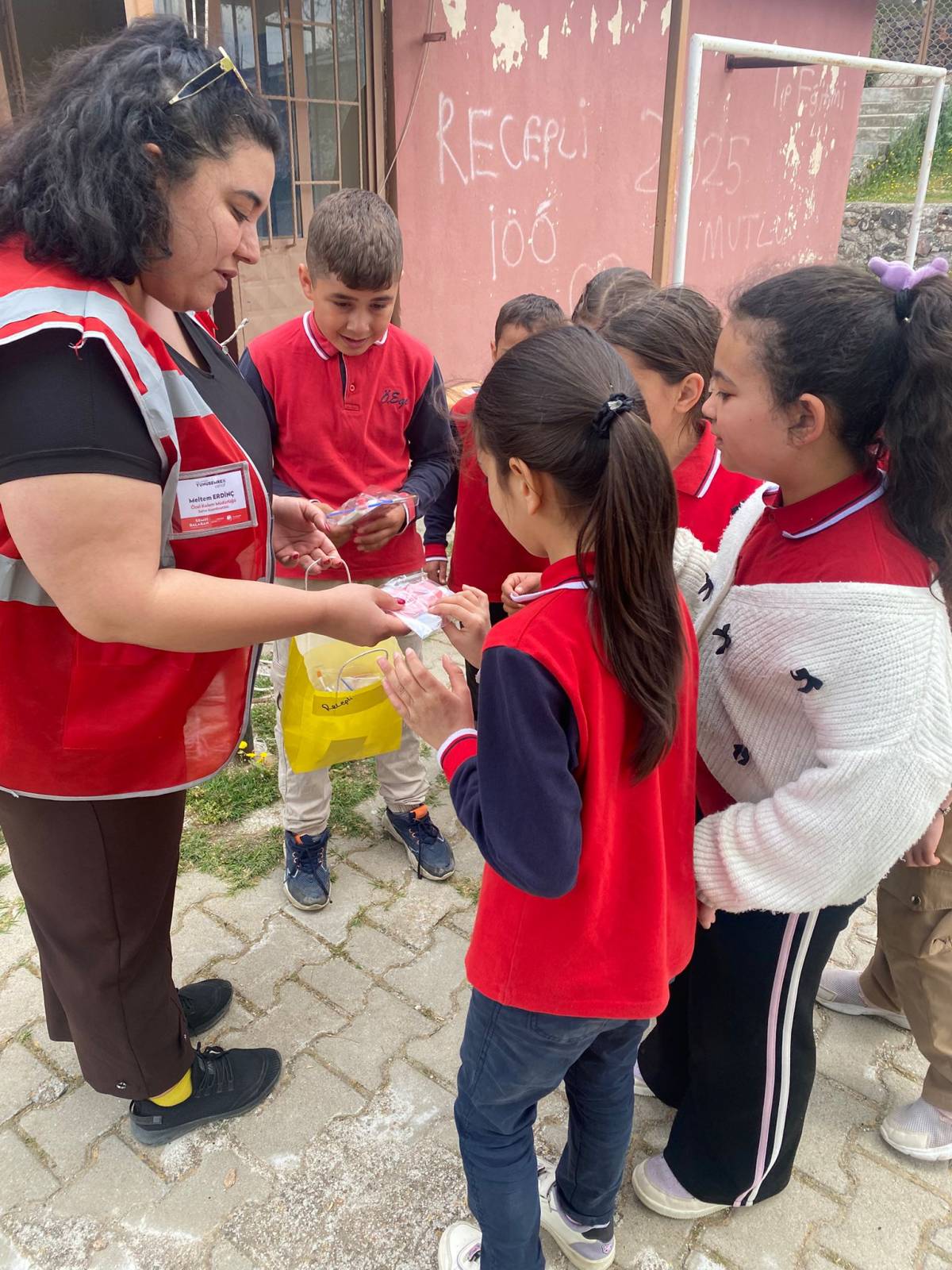 Yunusemre’den Yuntdağlı Çocuklara 23 Nisan Ziyareti