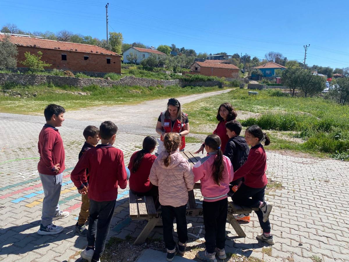 Yunusemre’den Yuntdağlı Çocuklara 23 Nisan Ziyareti