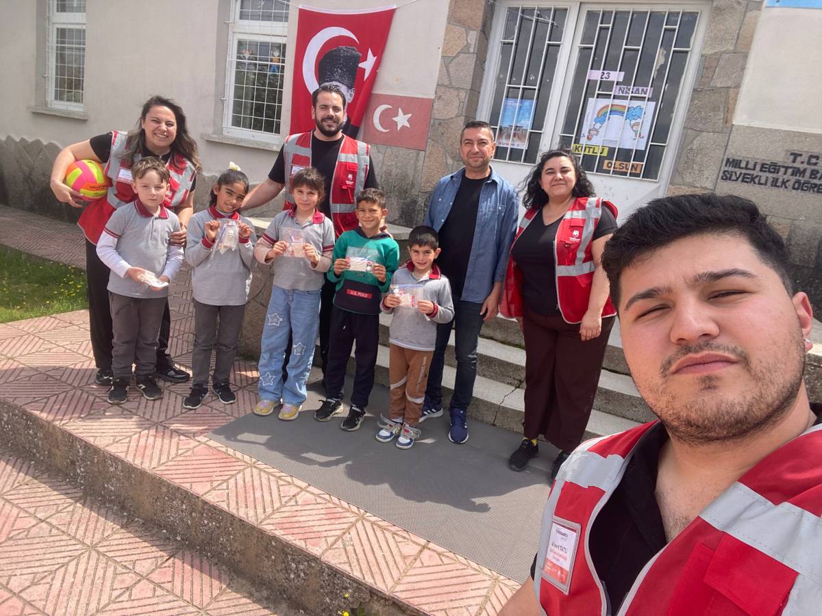 Yunusemre’den Yuntdağlı Çocuklara 23 Nisan Ziyareti