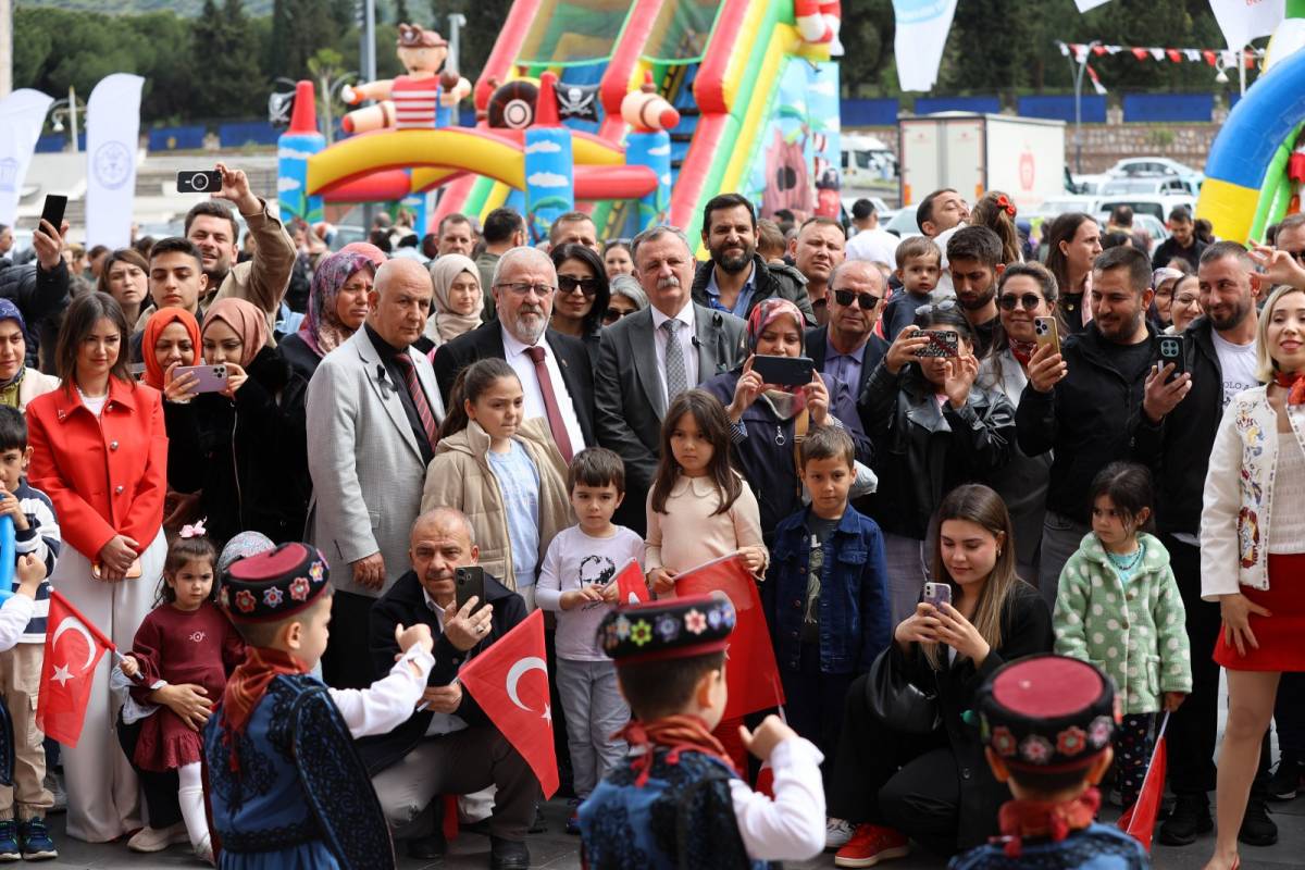 Yunusemre'de 23 Nisan Coşkusu Meydanlara Taştı