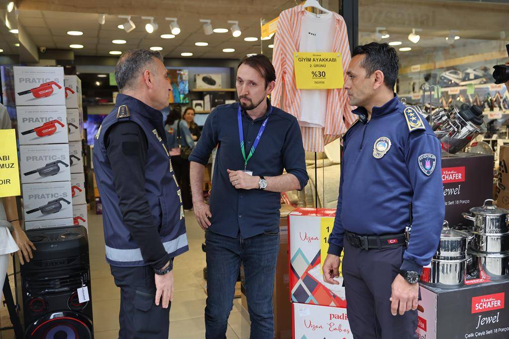 Şehzadeler’de Kaldırım İşgallerine Sıkı Denetim