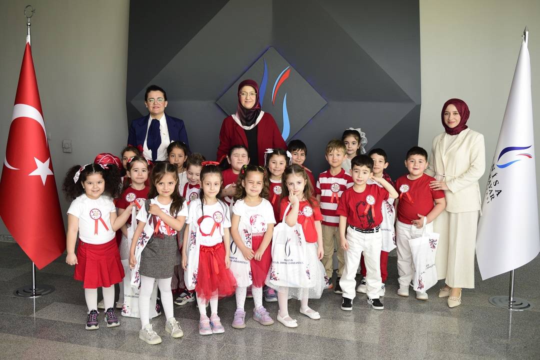 MCBÜ’de 23 Nisan’da Koltuk Miniklere Emanet