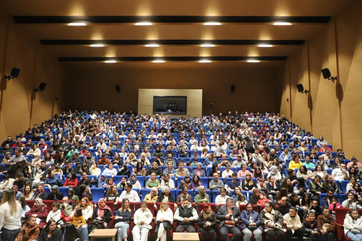 Turgutlu’da ‘Canım Komşularım’ Oyunu Büyük Beğeni Aldı