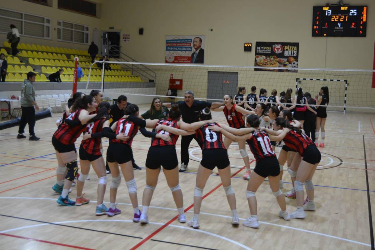 Turgutlu U17 Voleybol Takımı Manisa İkincisi