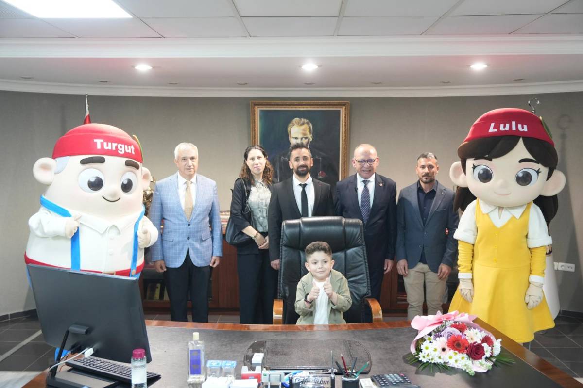 Başkan Akın Koltuğunu Minik Başkana Devretti