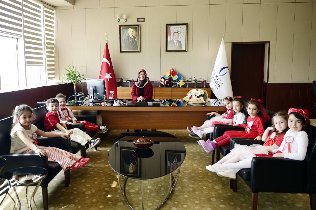 MCBÜ’de 23 Nisan’da Koltuk Miniklere Emanet